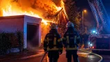 Großer Feuerwehreinsatz in Wahn nach Garagexplosion und Vollbrand
