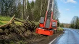 Drehleiter der Feuerwehr Bergisch Gladbach rutscht bei Einsatzfahrt Böschung hinab