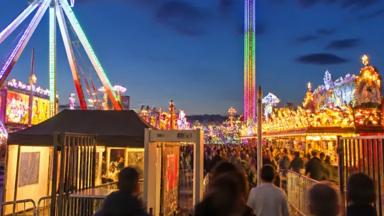 Deutzer Kirmes beginnt: Achterbahn, 85‑Meter‑Freifallturm und umfangreiche Sicherheitspläne