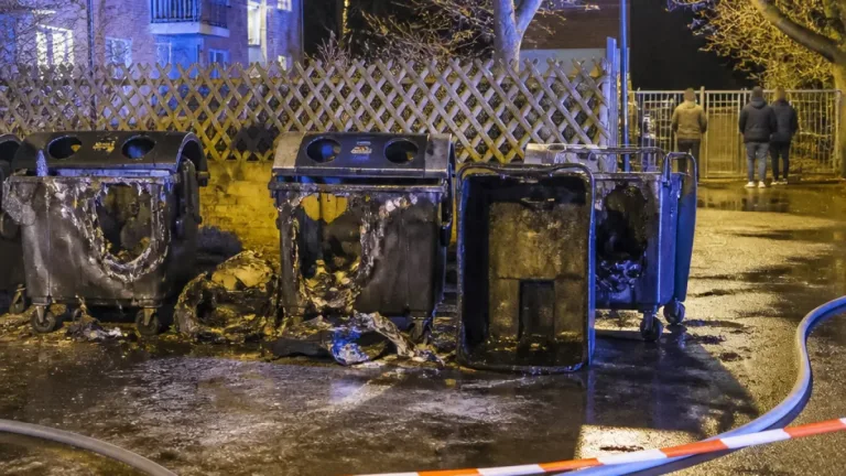 Kripo ermittelt nach drei Bränden an Müllcontainern in Leverkusen – Polizei sucht Zeugen