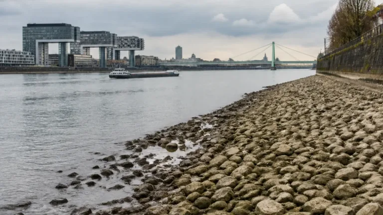 Rheinpegel in Köln soll bis Sonntag auf etwa einen Meter fallen
