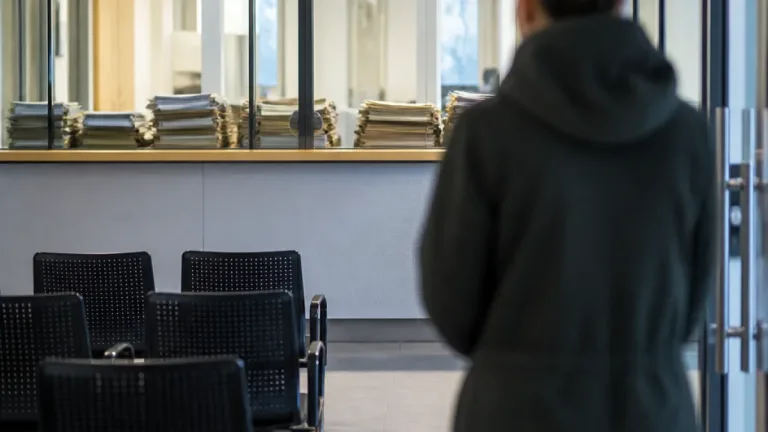 Stadt nimmt Aufenthaltstitel zurück nach Verdacht auf Scheinehen in Ausländeramt Ehrenfeld